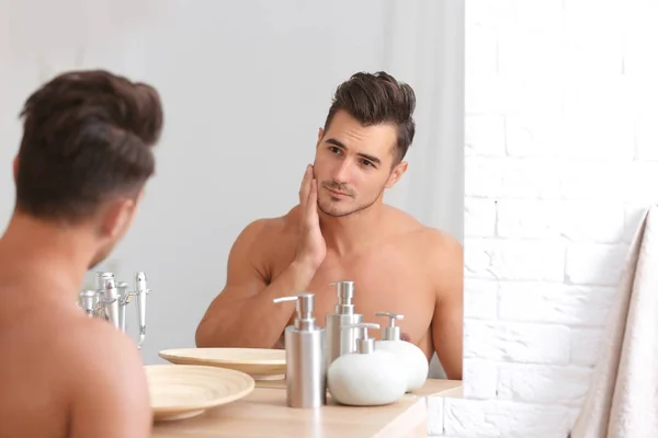 Pareja Joven Jeans Con Estilo Sobre Fondo Color — Foto de Stock