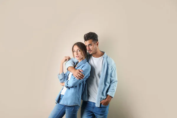 Pareja Joven Jeans Con Estilo Sobre Fondo Color — Foto de Stock