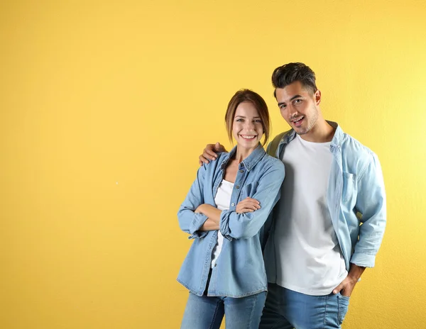 Genç Çift Renk Arka Plan Üzerinde Şık Giysiler Içinde Shirtler — Stok fotoğraf