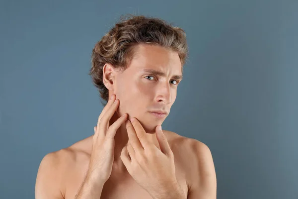 Jeune Homme Touchant Peau Douce Après Rasage Sur Fond Gris — Photo