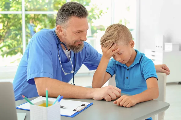 Mannelijke Medisch Assistent Consulting Vrouwelijke Patiënt Kliniek — Stockfoto