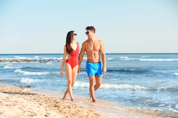 Glückliches Junges Paar Spaziert Gemeinsam Strand — Stockfoto