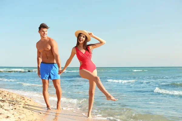 Feliz Pareja Joven Divirtiéndose Playa Día Soleado — Foto de Stock