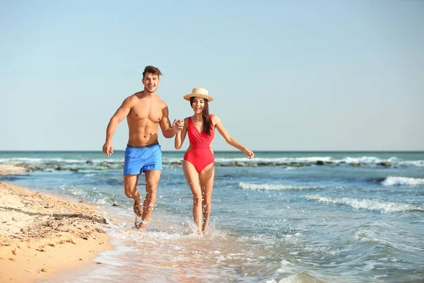 Feliz Pareja Joven Divirtiéndose Playa Día Soleado —  Fotos de Stock