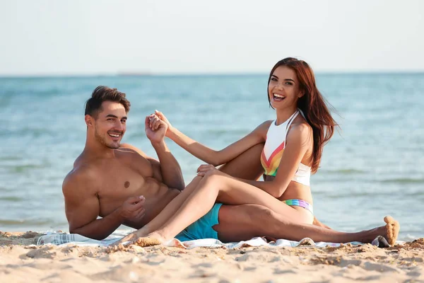 Feliz Pareja Joven Playa Día Soleado — Foto de Stock