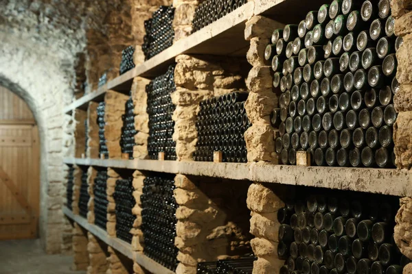 Casal Com Copos Vinhos Brancos Tintos Dentro Casa — Fotografia de Stock