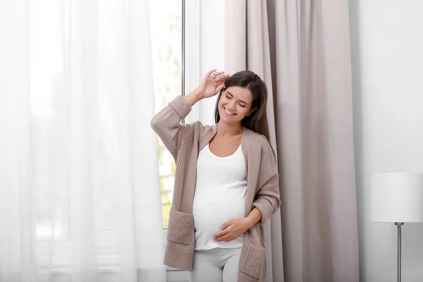 Ευτυχισμένος Έγκυος Γυναίκα Στέκεται Κοντά Στο Παράθυρο Στο Σπίτι — Φωτογραφία Αρχείου