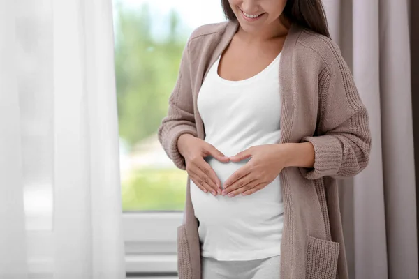 Gravid Kvinna Som Står Nära Fönster Hemma Närbild — Stockfoto