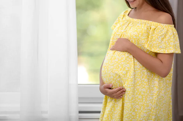 Kobieta Ciąży Stojący Pobliżu Okna Domu Zbliżenie — Zdjęcie stockowe