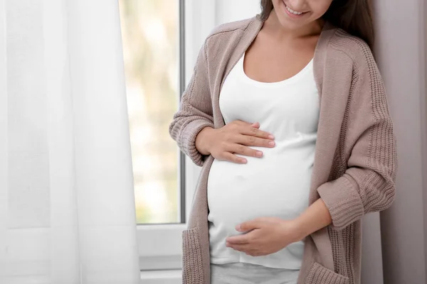 Gravid Kvinna Som Står Nära Fönster Hemma Närbild — Stockfoto