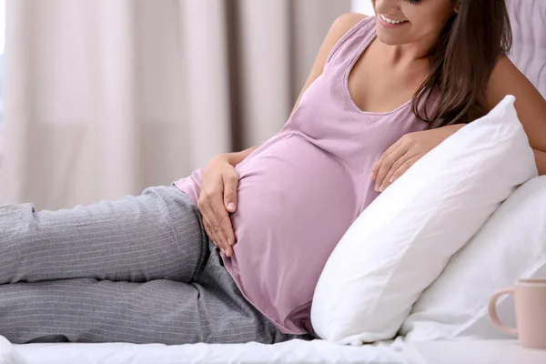 Donna Incinta Felice Sdraiata Sul Letto Casa Primo Piano — Foto Stock