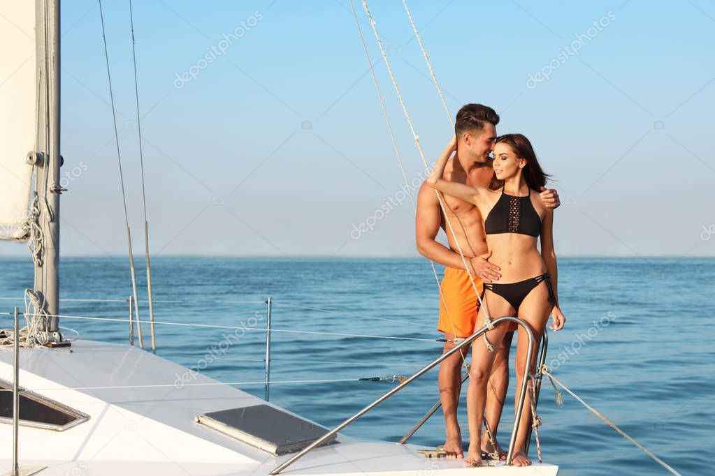 Счастливые девушки на яхте