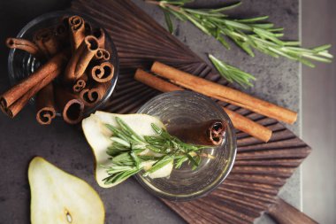 Düz yatıyordu kompozisyon biberiye ve tarçın gri masaya kokteyl