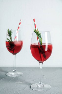 Masada rosemary ile lezzetli ferahlatıcı kızılcık kokteyl