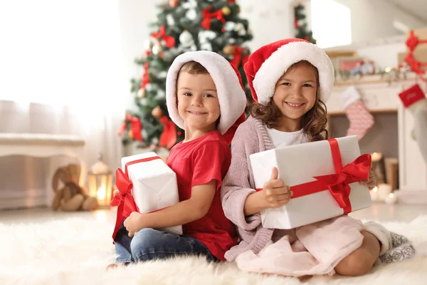 Niedliche Kleine Kinder Weihnachtsmützen Mit Weihnachtlichen Geschenkboxen Hause — Stockfoto
