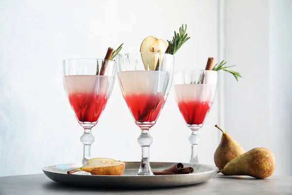 おいしい爽やかな梨のカクテル テーブルにローズマリー — ストック写真