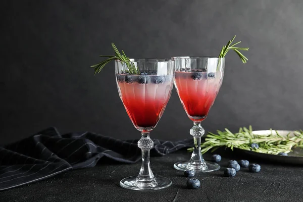 桌上的迷迭香蓝莓鸡尾酒杯 — 图库照片