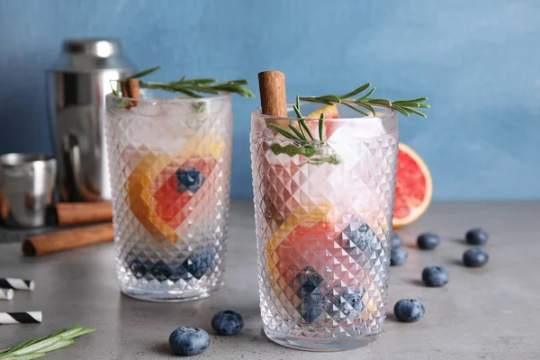 Läckra Uppfriskande Grapefrukt Cocktail Med Rosmarin Bord — Stockfoto