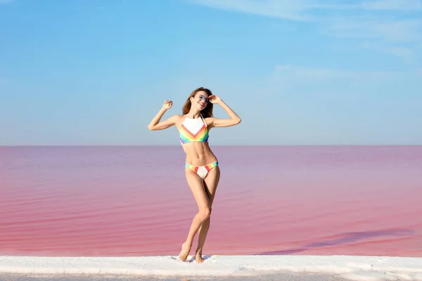 Piękna Kobieta Strój Kąpielowy Stojący Pobliżu Różowe Jezioro Słoneczny Dzień — Zdjęcie stockowe