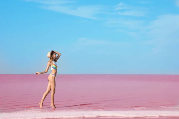 Piękna Kobieta Strój Kąpielowy Stojący Pobliżu Różowe Jezioro Słoneczny Dzień — Zdjęcie stockowe