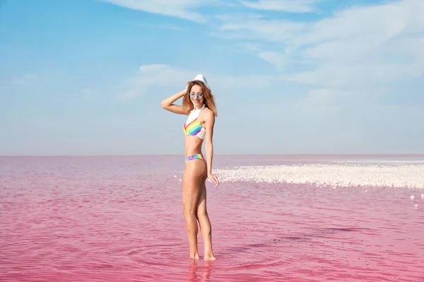 Piękna Kobieta Stwarzających Różowe Jezioro Słoneczny Dzień — Zdjęcie stockowe