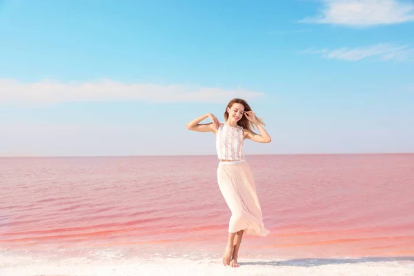 Красивая Женщина Позирует Возле Розового Озера Солнечный День — стоковое фото