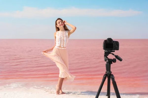 Junge Frau Posiert Sonnigem Tag Der Nähe Des Rosafarbenen Sees — Stockfoto