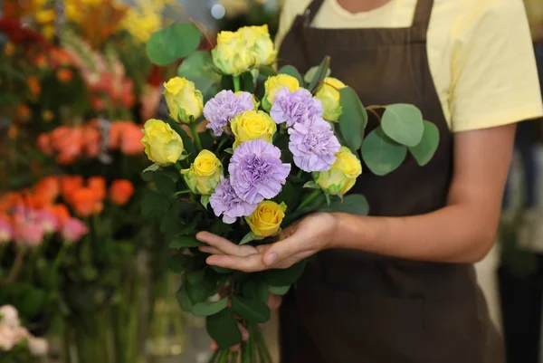 Perempuan Florist Memegang Buket Indah Toko Bunga Closeup — Stok Foto