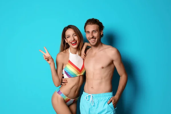 Feliz Pareja Joven Ropa Playa Fondo Color — Foto de Stock