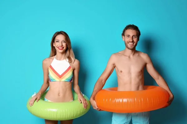 Feliz Pareja Joven Ropa Playa Con Anillos Inflables Sobre Fondo — Foto de Stock