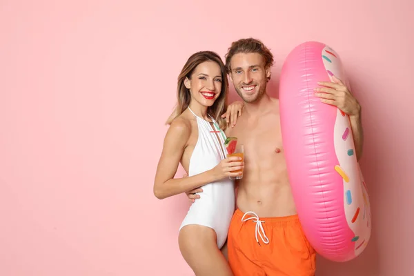 Felice Giovane Coppia Beachwear Con Anello Gonfiabile Cocktail Sfondo Colore — Foto Stock