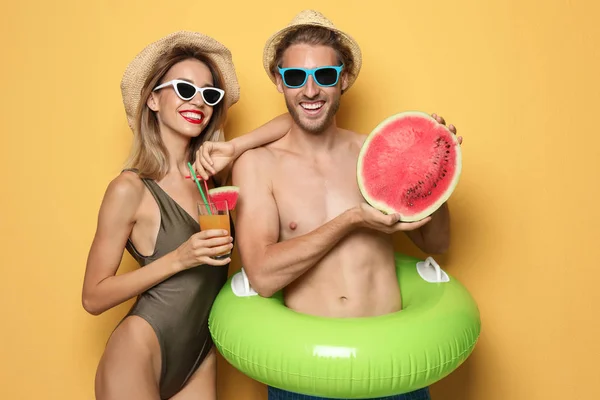 Felice Giovane Coppia Beachwear Con Anello Gonfiabile Cocktail Sfondo Colore — Foto Stock