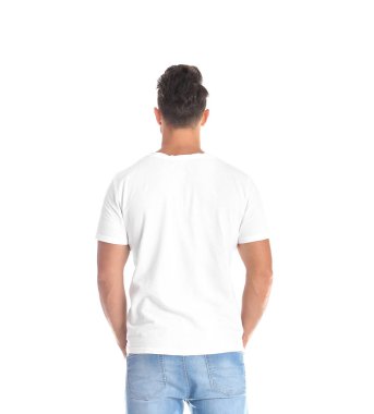 Beyaz zemin üzerine tişört genç adam. Mockup tasarım için