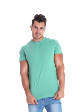 Beyaz zemin üzerine tişört genç adam. Mockup tasarım için