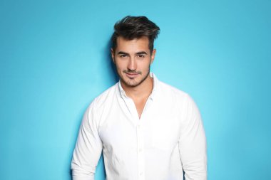 Son moda saç renk arka plan üzerinde poz ile genç adam