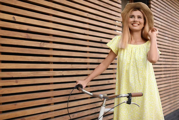 Mujer Con Bicicleta Contra Pared Madera Primer Plano —  Fotos de Stock