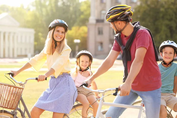 Szczęśliwa Rodzina Jazdy Rowerami Zewnątrz Letni Dzień — Zdjęcie stockowe
