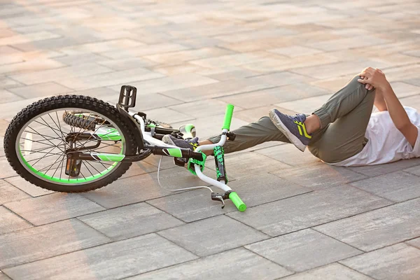 Мальчик Упал Велосипеда Улице Крупным Планом — стоковое фото