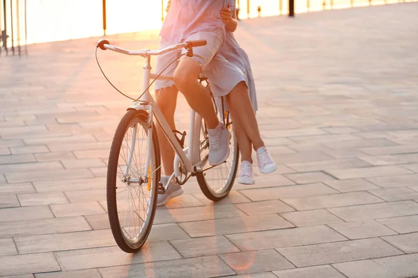 Молода Пара Катається Велосипеді Відкритому Повітрі Літній День Крупним Планом — стокове фото