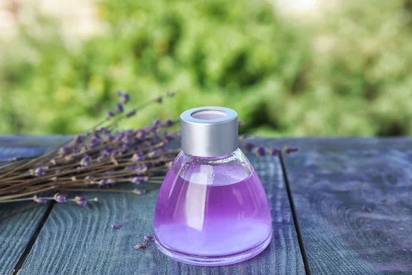 Óleo Ervas Naturais Flores Lavanda Mesa Contra Fundo Desfocado — Fotografia de Stock