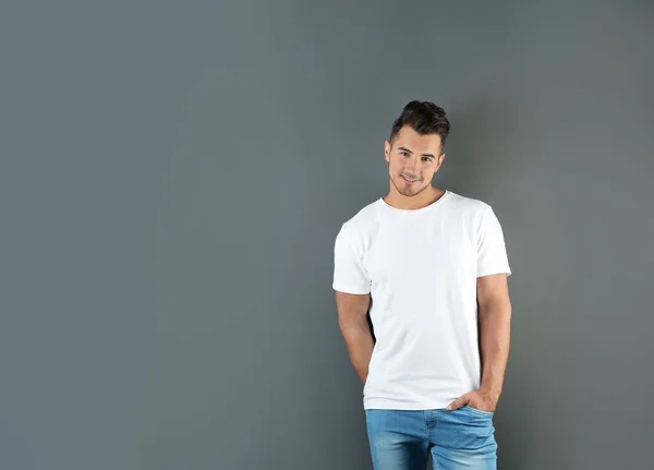 灰色の背景上の シャツの若者 デザインのモックアップ — ストック写真