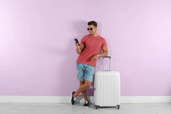 Jonge Man Met Koffer Kleur Muur Achtergrond — Stockfoto