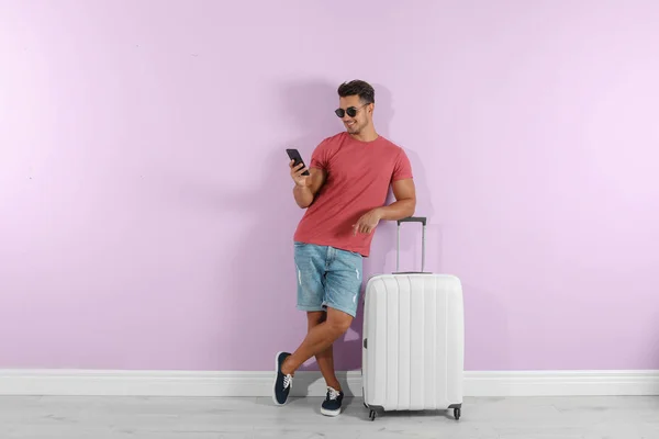 Jeune Homme Avec Valise Sur Fond Mur Couleur — Photo