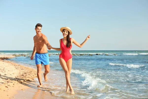 Glückliches Junges Paar Amüsiert Sich Sonnigen Tagen Strand — Stockfoto