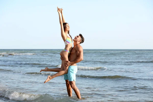 Happy Νεαρό Ζευγάρι Έχοντας Διασκέδαση Στην Παραλία Στην Ηλιόλουστη Μέρα — Φωτογραφία Αρχείου