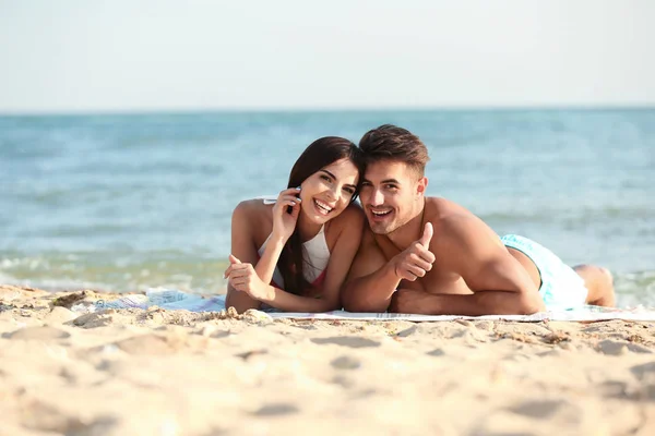 Glückliches Junges Paar Liegt Zusammen Strand — Stockfoto