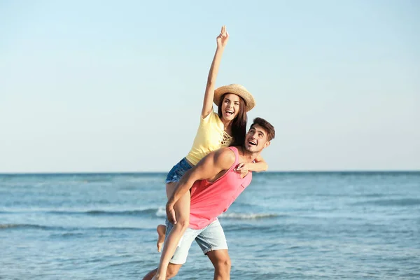 Feliz Jovem Casal Divertindo Praia Dia Ensolarado — Fotografia de Stock