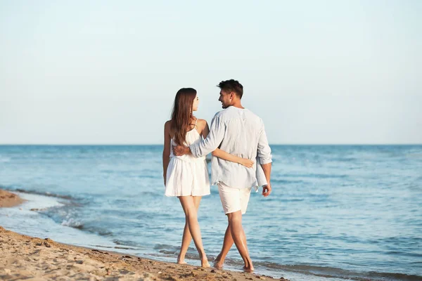Gelukkig Jong Paar Wandelen Samen Het Strand — Stockfoto