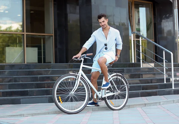 Bonito Jovem Hipster Homem Com Bicicleta Livre — Fotografia de Stock