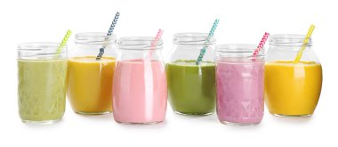 Beyaz arka plan üzerinde taze lezzetli smoothies ile kavanoz